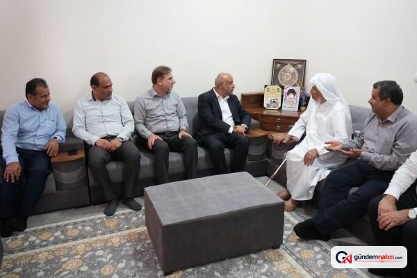 Bakan Ahmad Midari, Buşehr'de şehit ailesiyle bir araya geldi