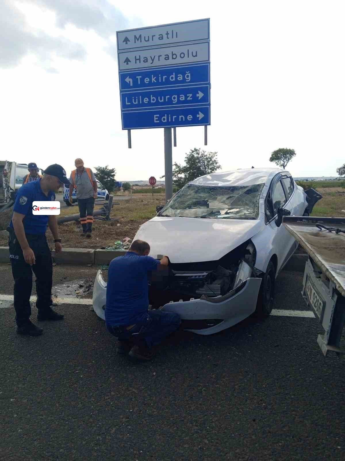 Tekirdağ'da otomobil bariyere çarptı: 2 yaralı
