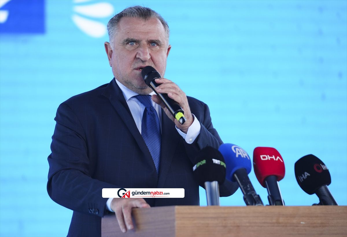 Bakan Osman Aşkın Bak Kağıthane'de genç sporcularla buluştu
