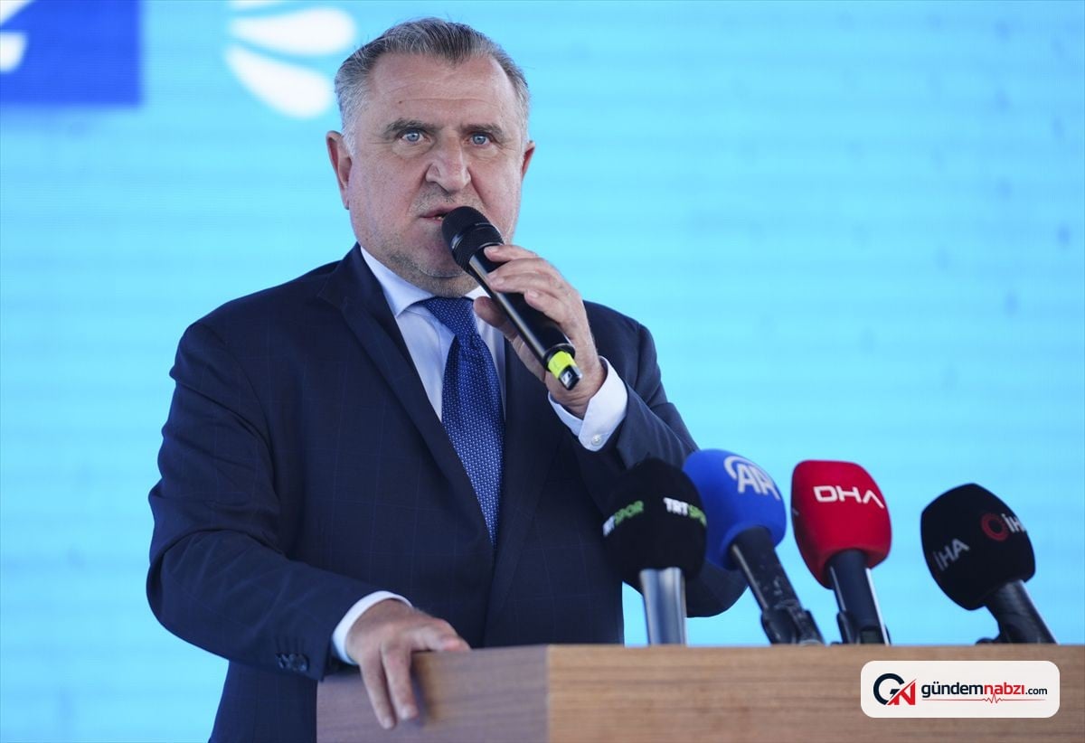 Bakan Osman Aşkın Bak Kağıthane'de genç sporcularla buluştu