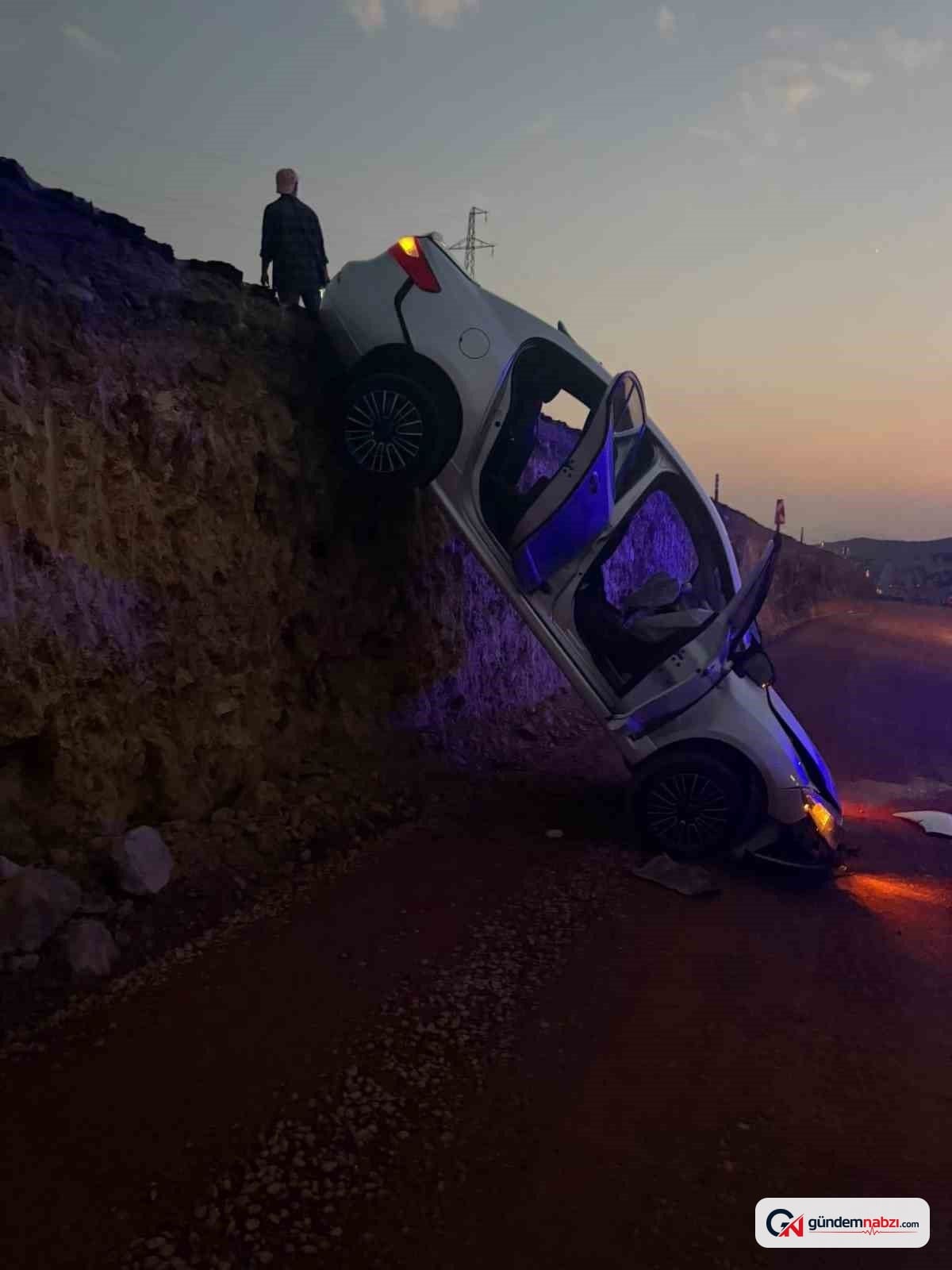 Bingöl'de kazılan alana düşen otomobil askıda kaldı: 2 yaralı