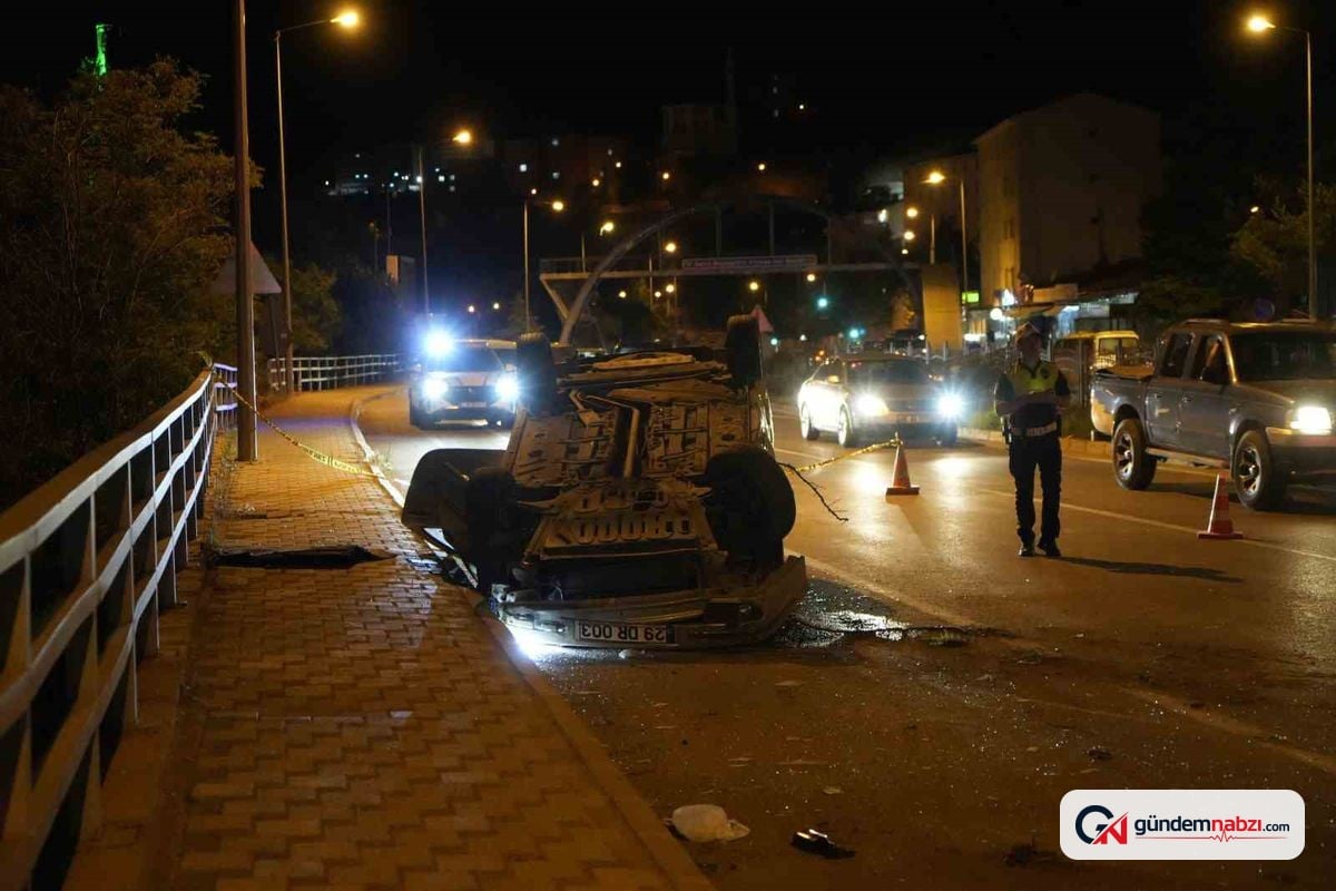 Gümüşhane'de refüjü aşan otomobil karşı şeride devrildi: 1 yaralı