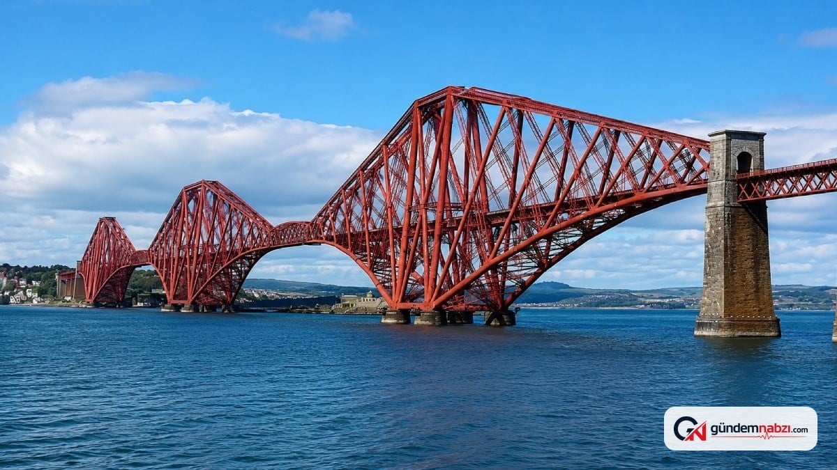 İskoçya'daki tarihi Forth Bridge günde 200 trene hizmet veriyor