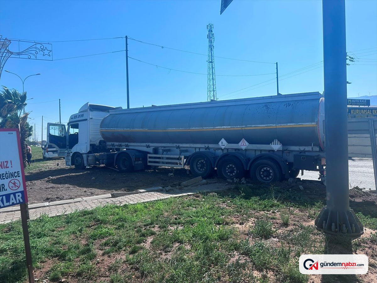 Gaziantep'te tanker ile hafif ticari araç çarpıştı: 1 yaralı
