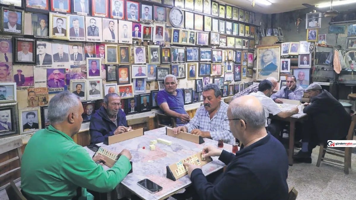 Adana'da müşterilerin fotoğraflarının asıldığı kıraathane ilgi görüyor