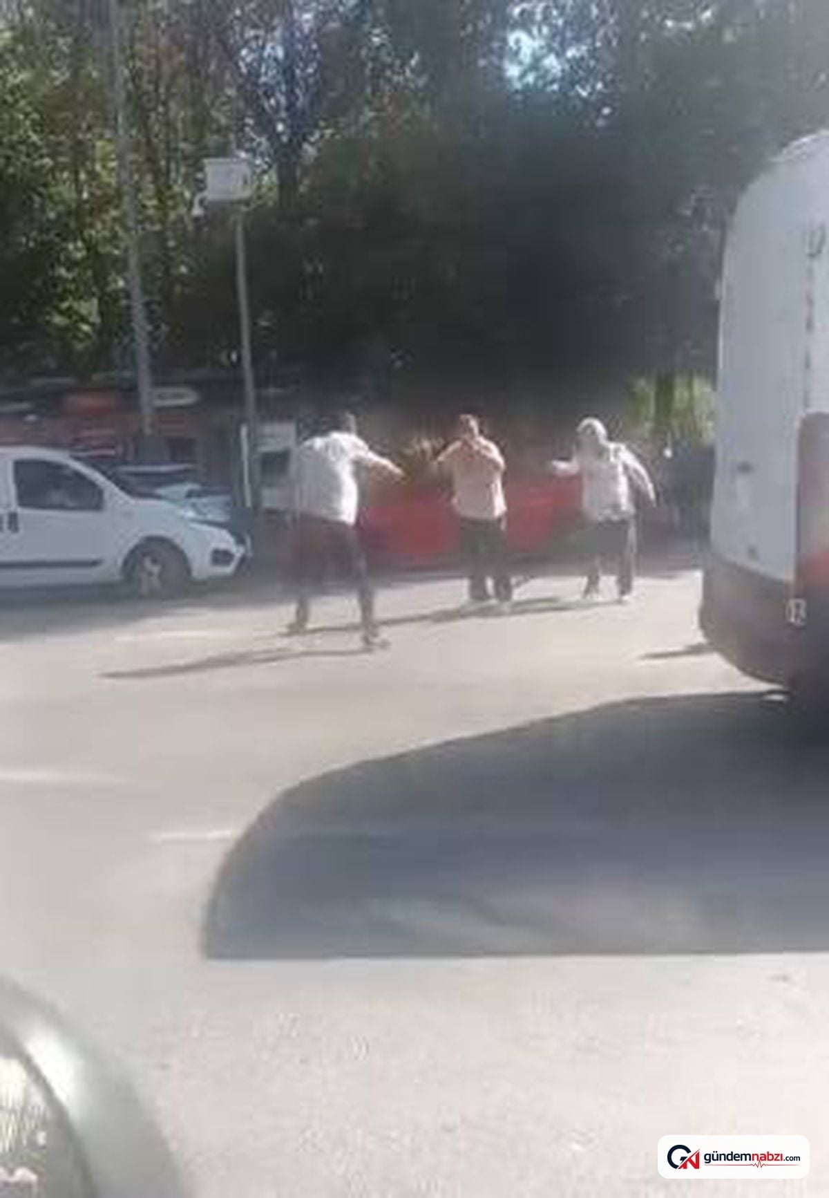 İstanbul'da laf atma kavgasında ayırmak isteyen kişi vuruldu