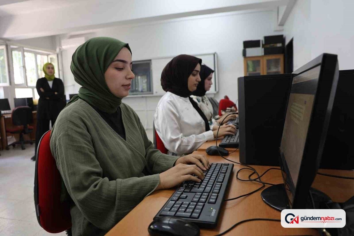 Elazığ'da katiplik hayali kuranlar klavye kursuna koşuyor