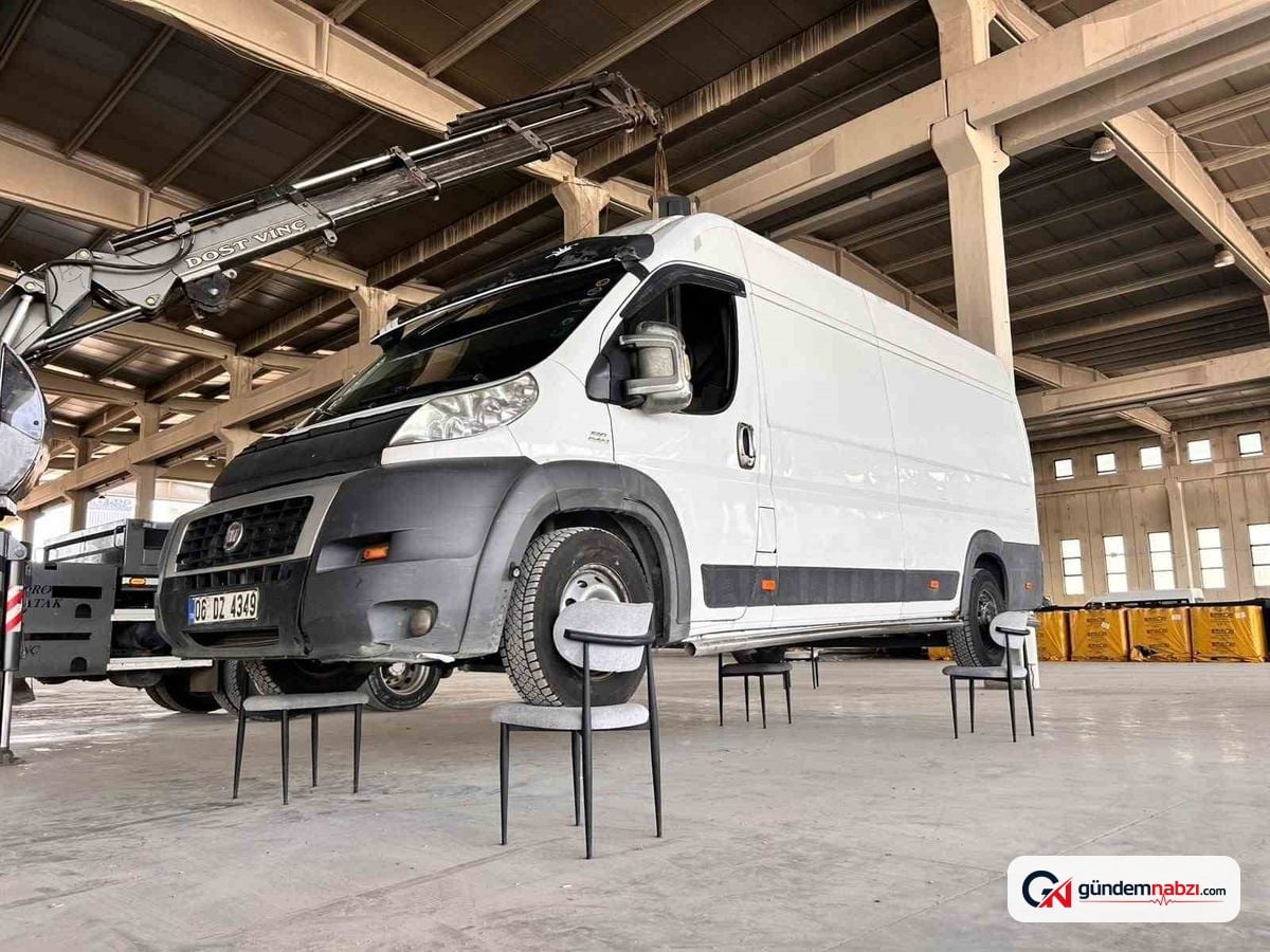 Ankara'da mobilyacı, 2,5 tonluk minibüsü sandalyeyle taşıdı