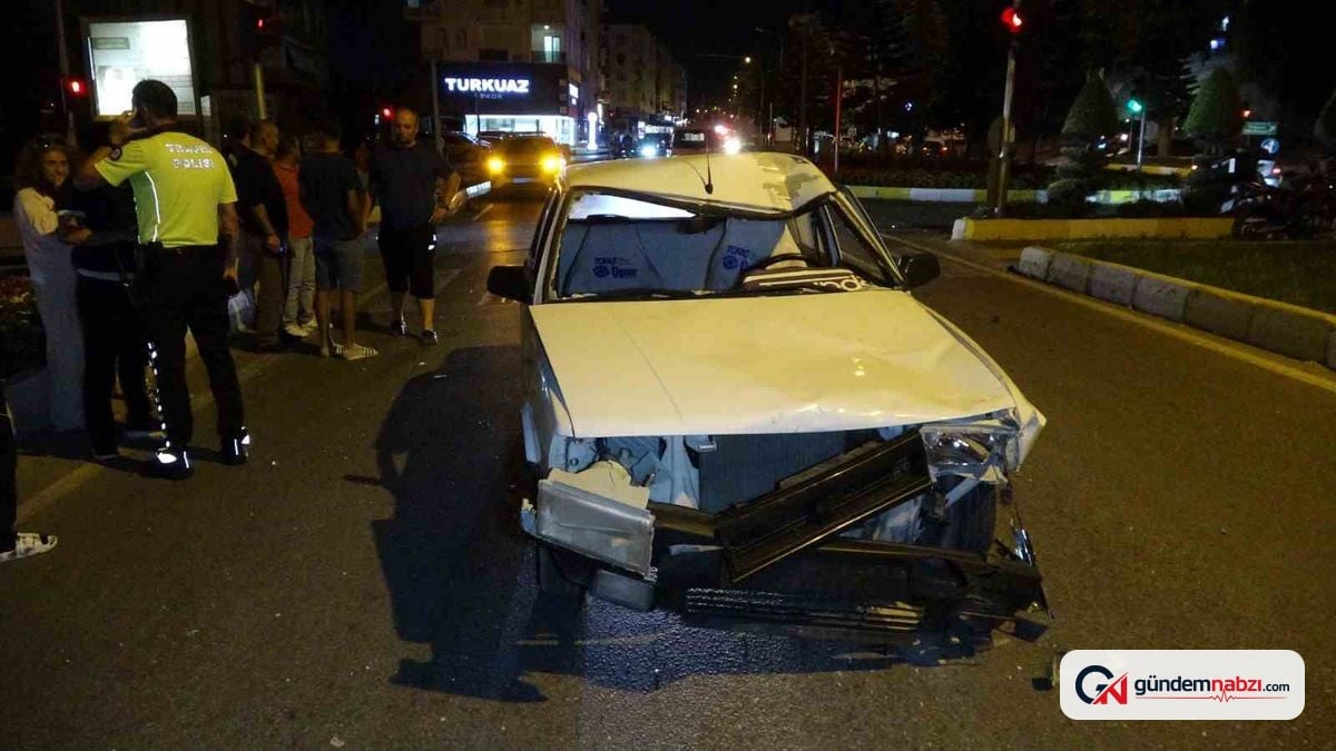 Antalya'da otomobil ile motosiklet çarpıştı: 2 yaralı