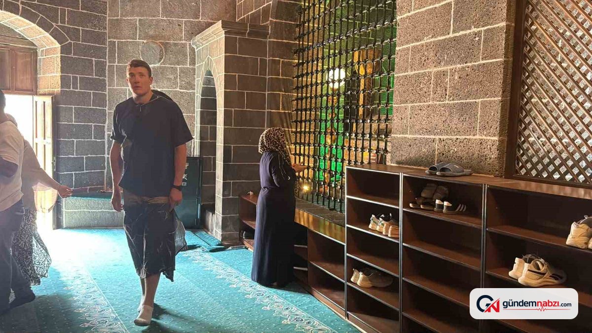 Diyarbakır'da Fransız turistten cami adabı hassasiyeti
