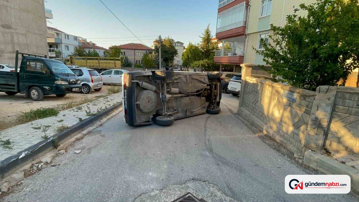 Karaman'da kaldırıma çarpan otomobil yan yattı