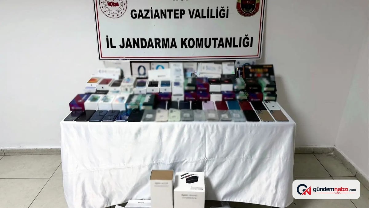 Gaziantep'te kaçak telefon ve aksesuar operasyonu