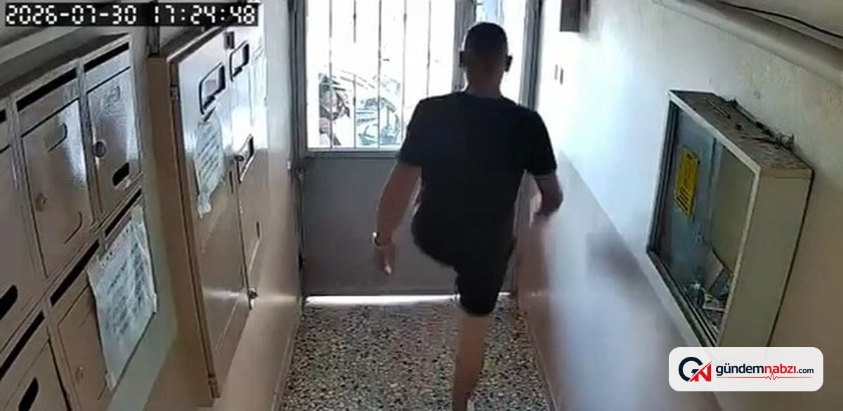 Bursa'da paket getiren kurye apartman kapısını tekmeledi