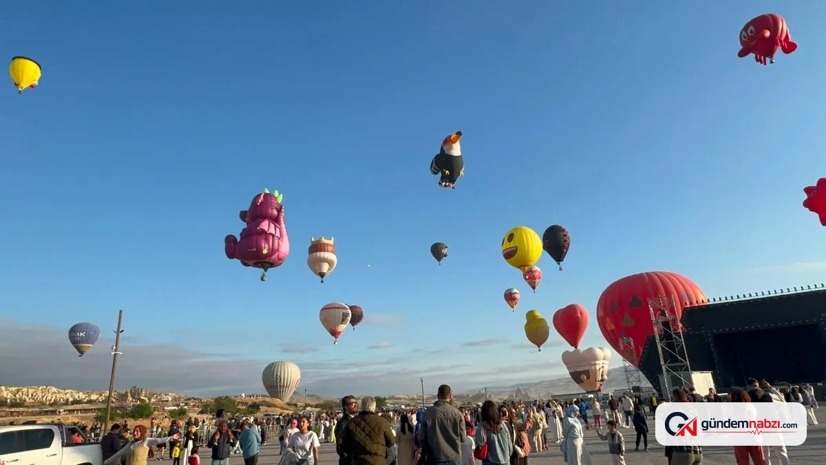 Nevşehir Kapadokya'da renkli balonlar gökyüzünü süsledi