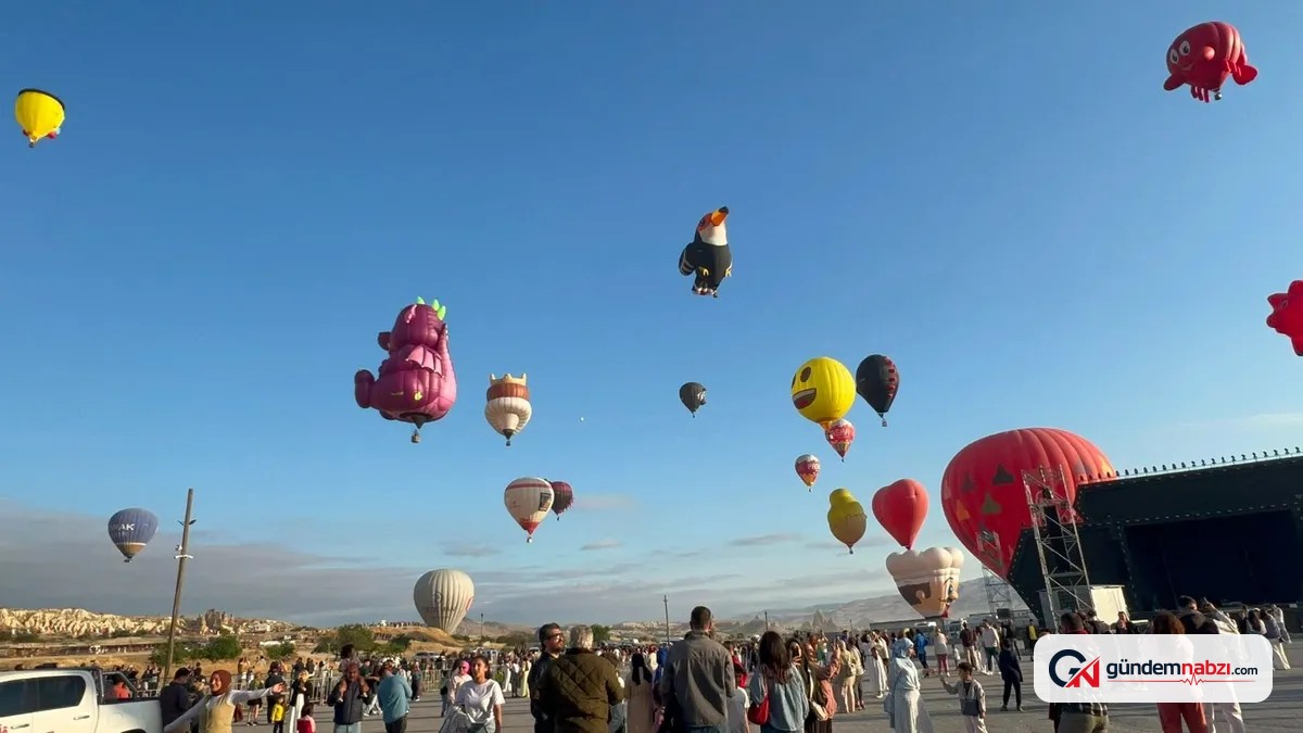 Nevşehir Kapadokya'da renkli balonlar gökyüzünü süsledi