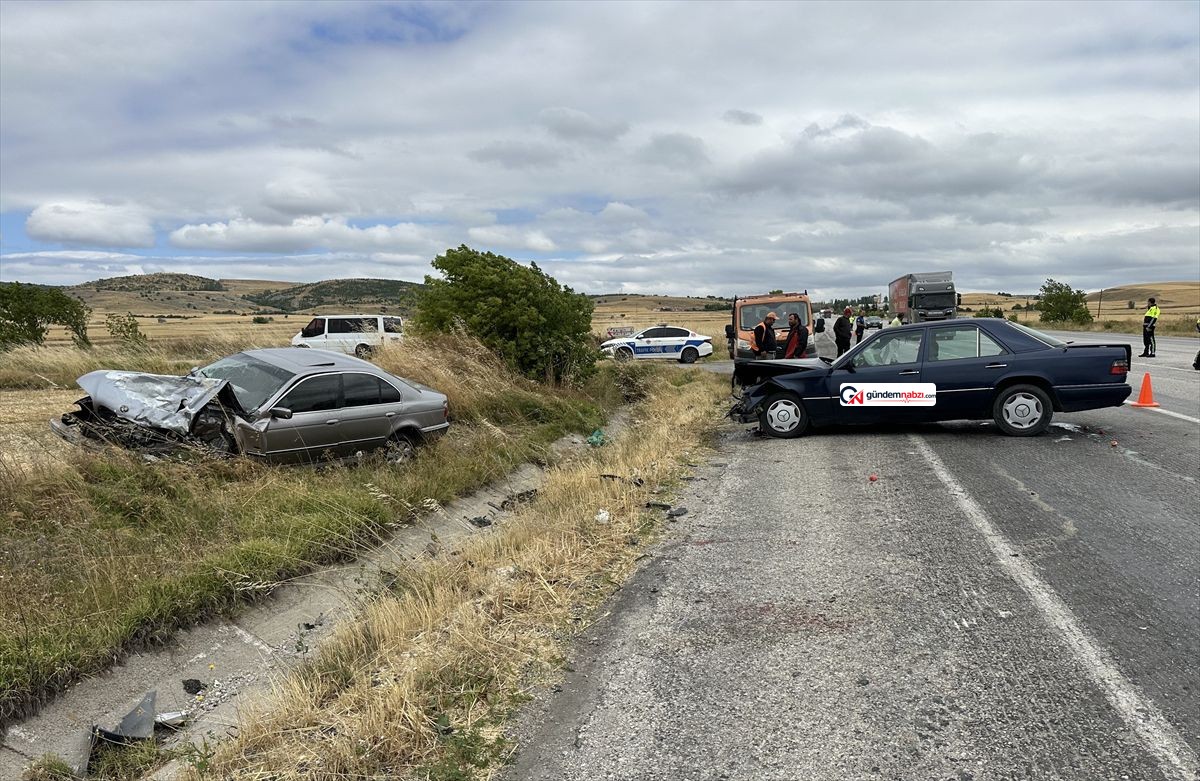 Çorum'da iki otomobil çarpıştı: 5 yaralı