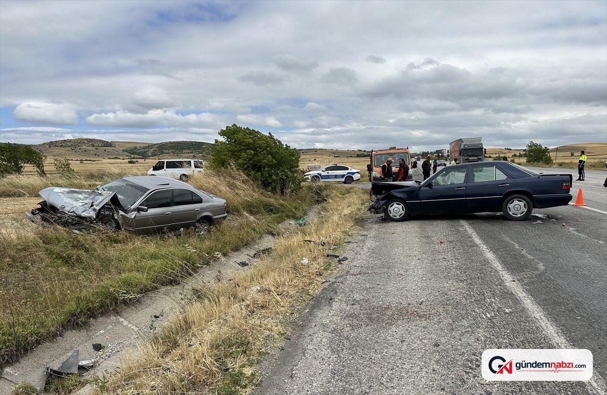 Çorum'da iki otomobil çarpıştı: 5 yaralı