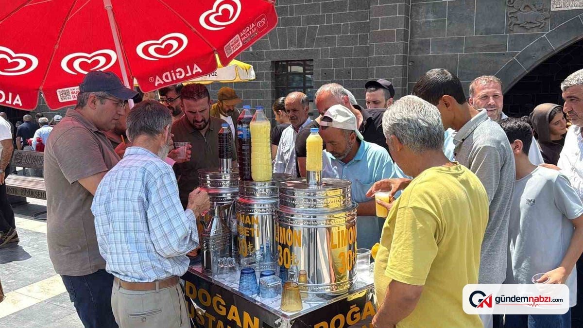 Diyarbakır'da cuma namazı çıkışı ikram geleneği sürüyor
