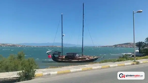 Balıkesir Ayvalık'ta kuvvetli rüzgar tekneyi karaya vurdu