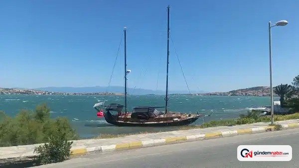 Balıkesir Ayvalık'ta kuvvetli rüzgar tekneyi karaya vurdu