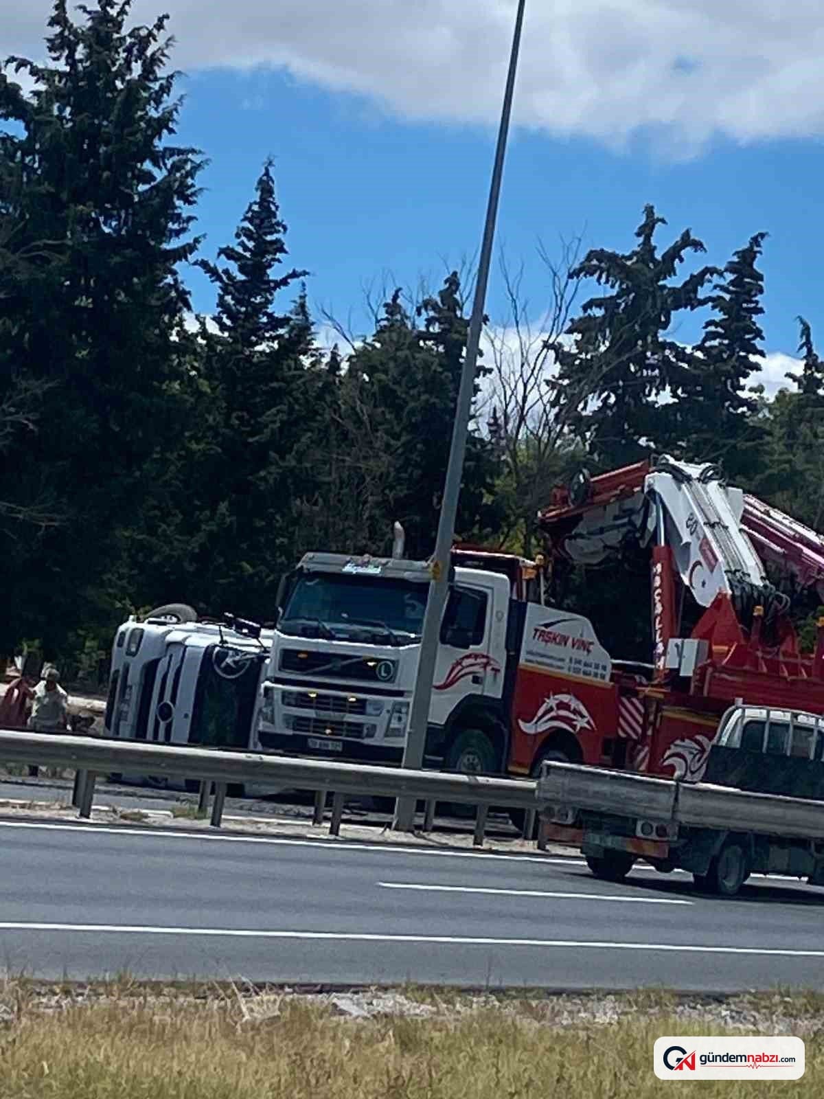 Kırklareli'nde tır bariyerlere çarpıp devrildi
