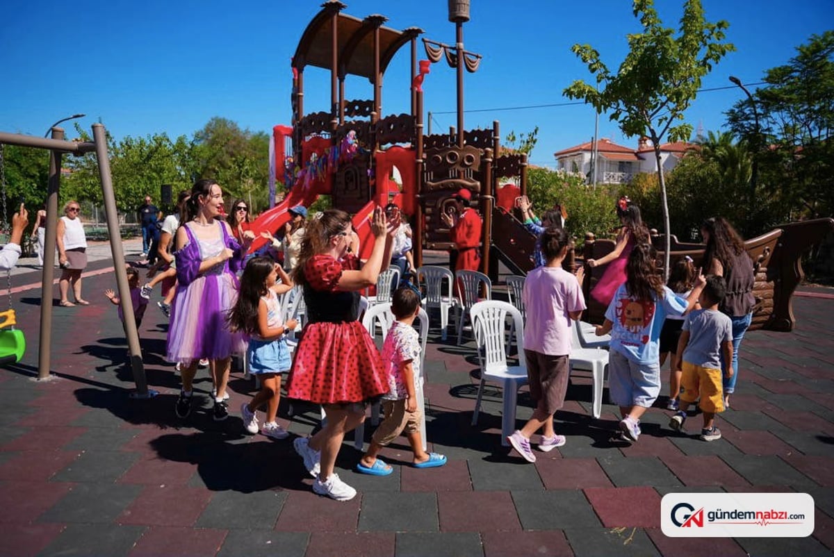 İzmir Çeşme'de yenilenen parklar yaz boyu şenliklere ev sahipliği yapıyor