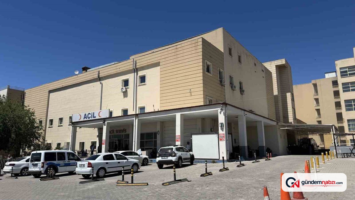 Şanlıurfa'da otomobil traktöre çarptı: 4 yaralı