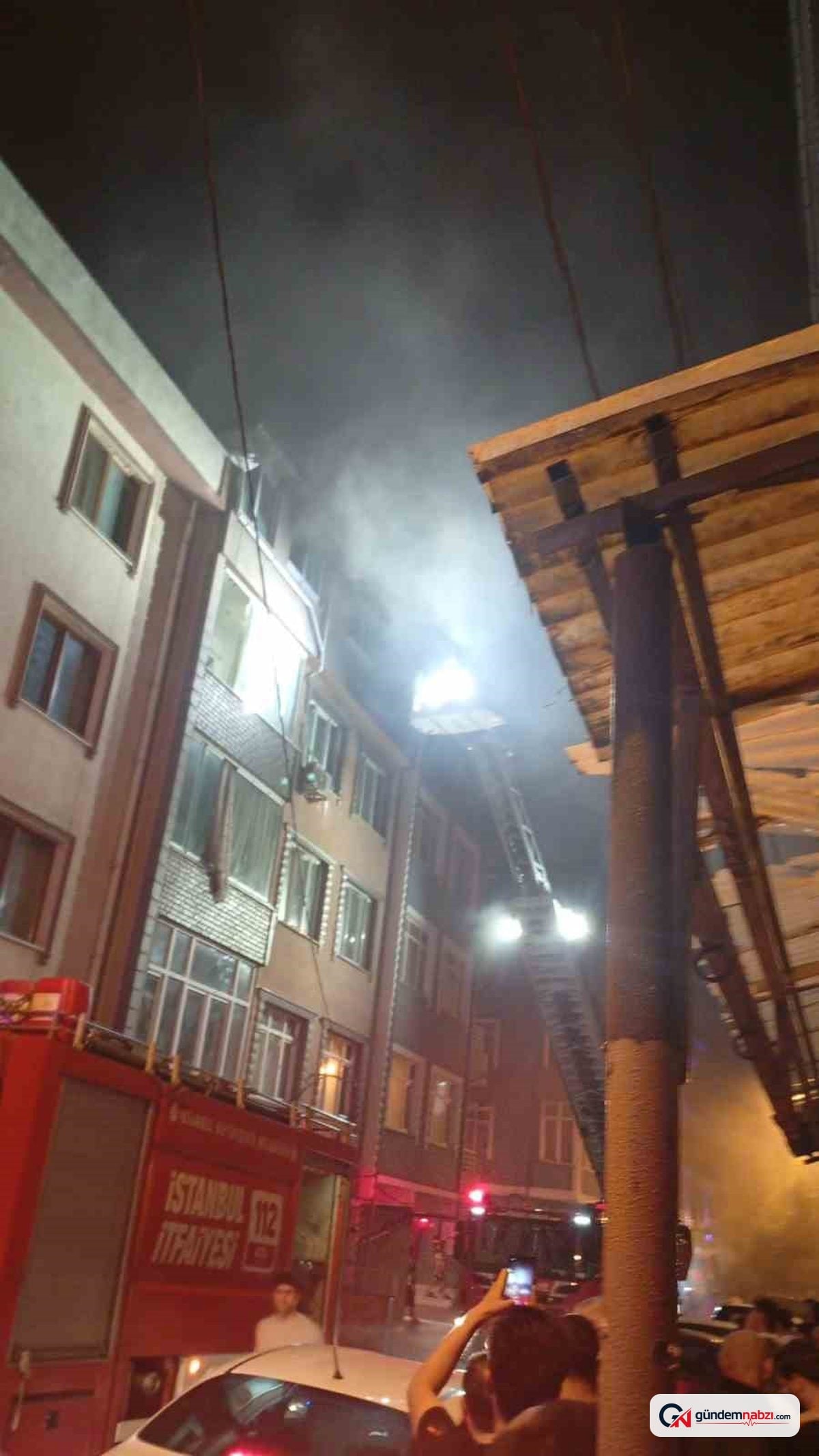 Küçükçekmece'de 5 katlı bina çatısında yangın: 1 yaralı