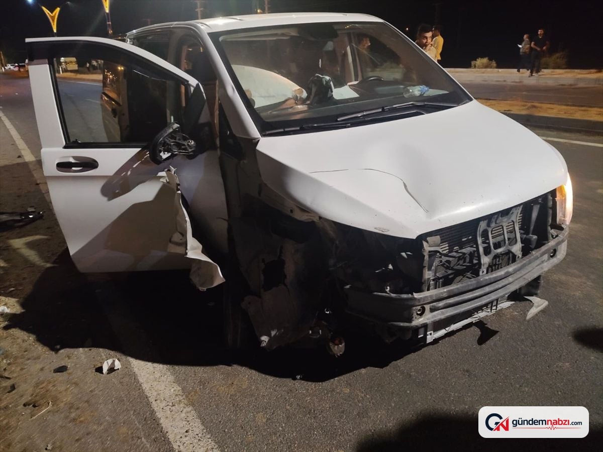 Bitlis'te hafif ticari araç ile motosiklet çarpıştı: 2 yaralı