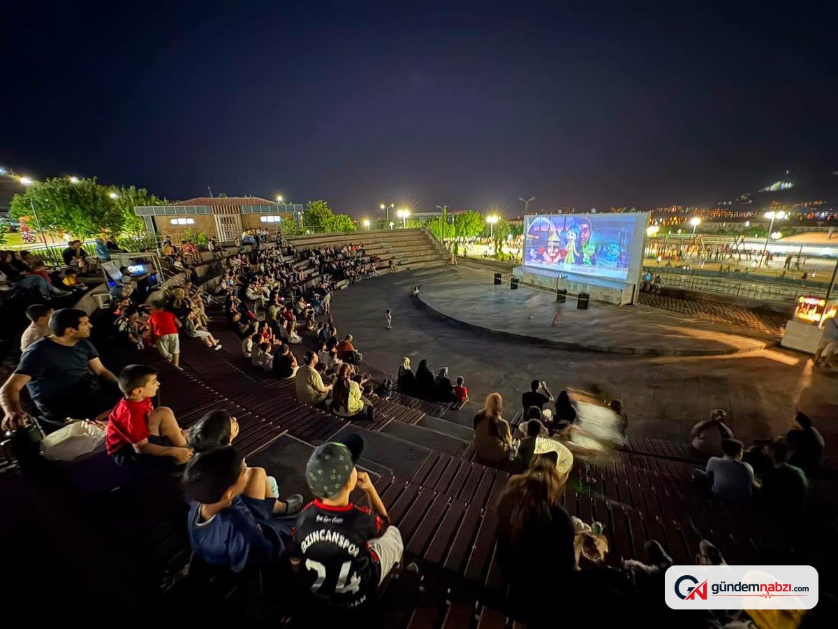 Esentepe Yaşam Merkezi'nde açık hava sinema geceleri sürüyor