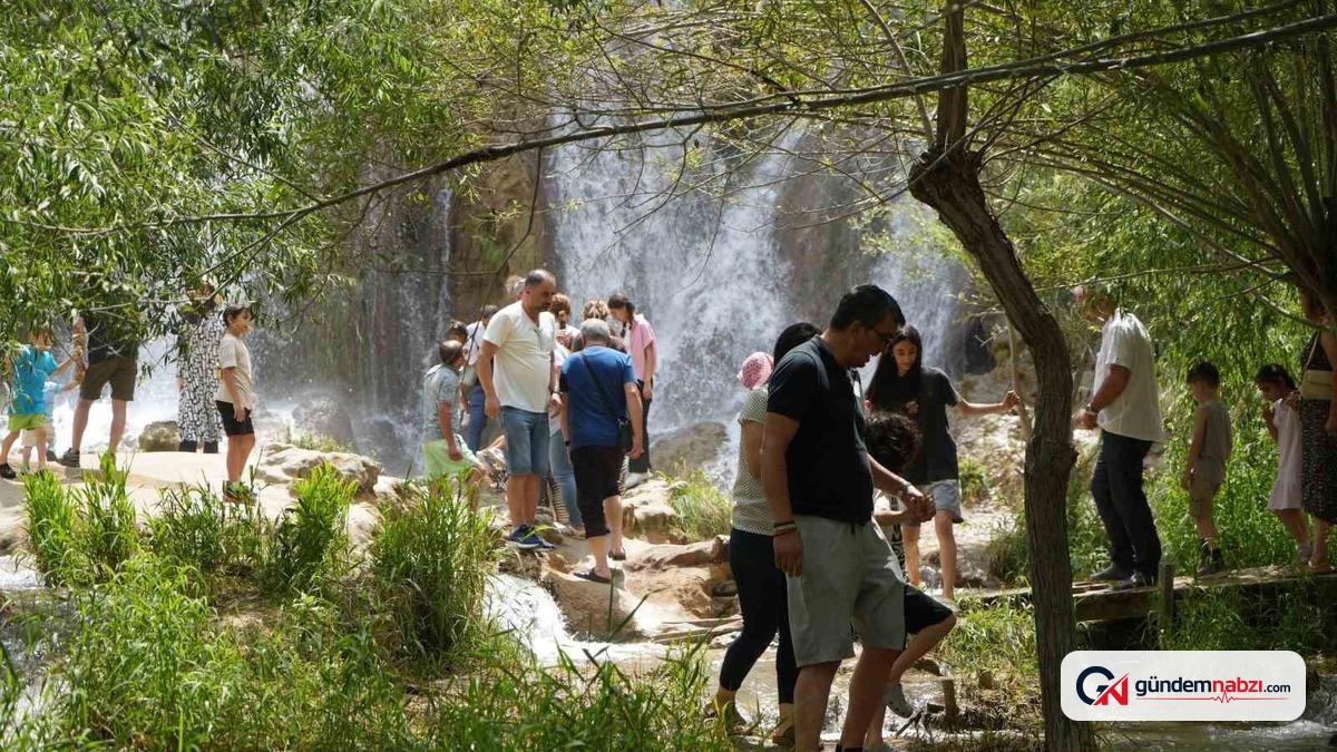 Erzincan'da Girlevik şelalesi sıcak havalarda ilgi görüyor