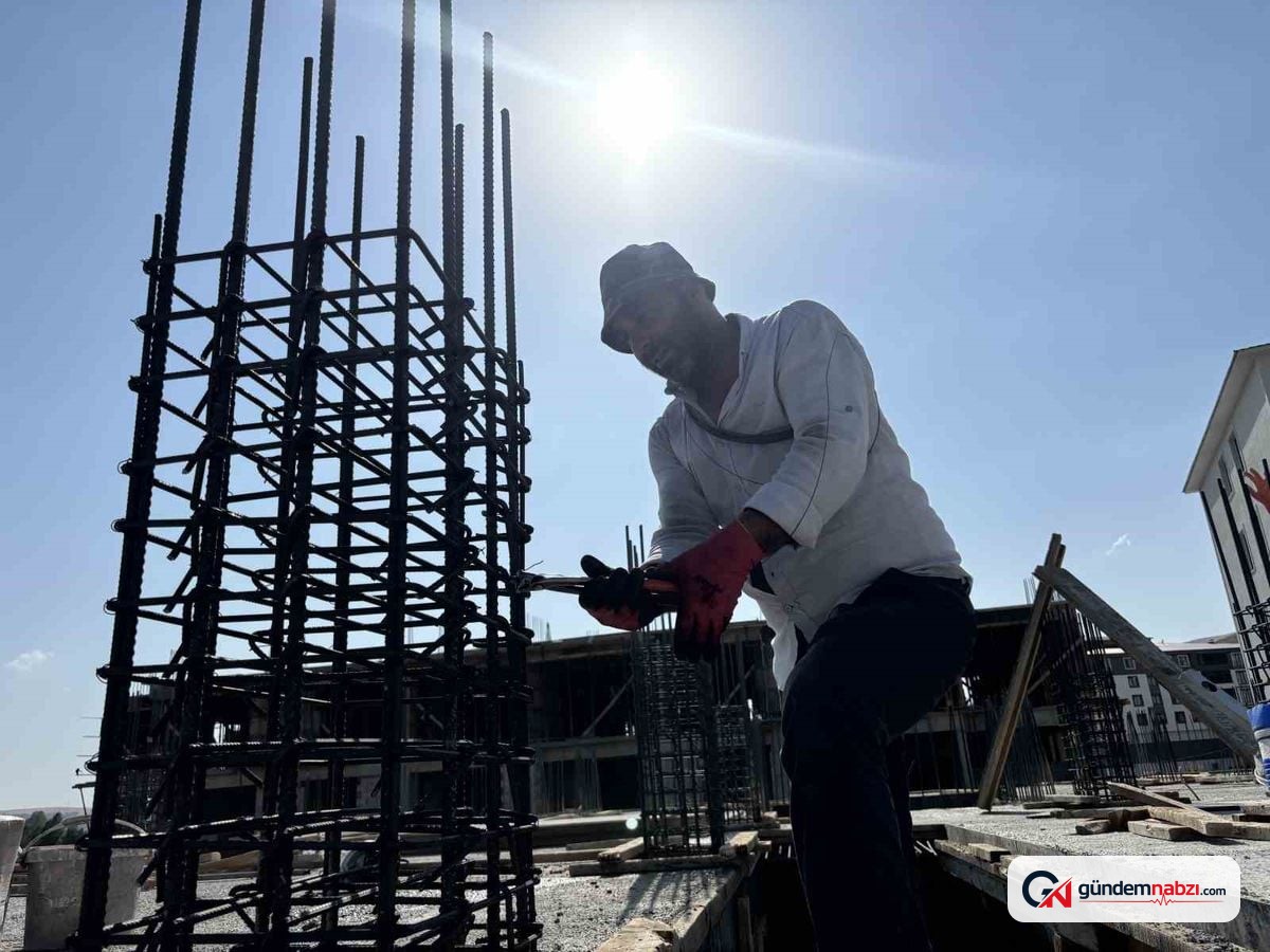Bingöl'de 40 derece sıcakta inşaat mesaisi