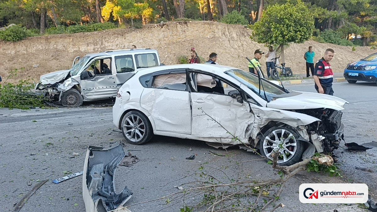 Antalya'da otomobil karşı şeride geçti: 4 yaralı
