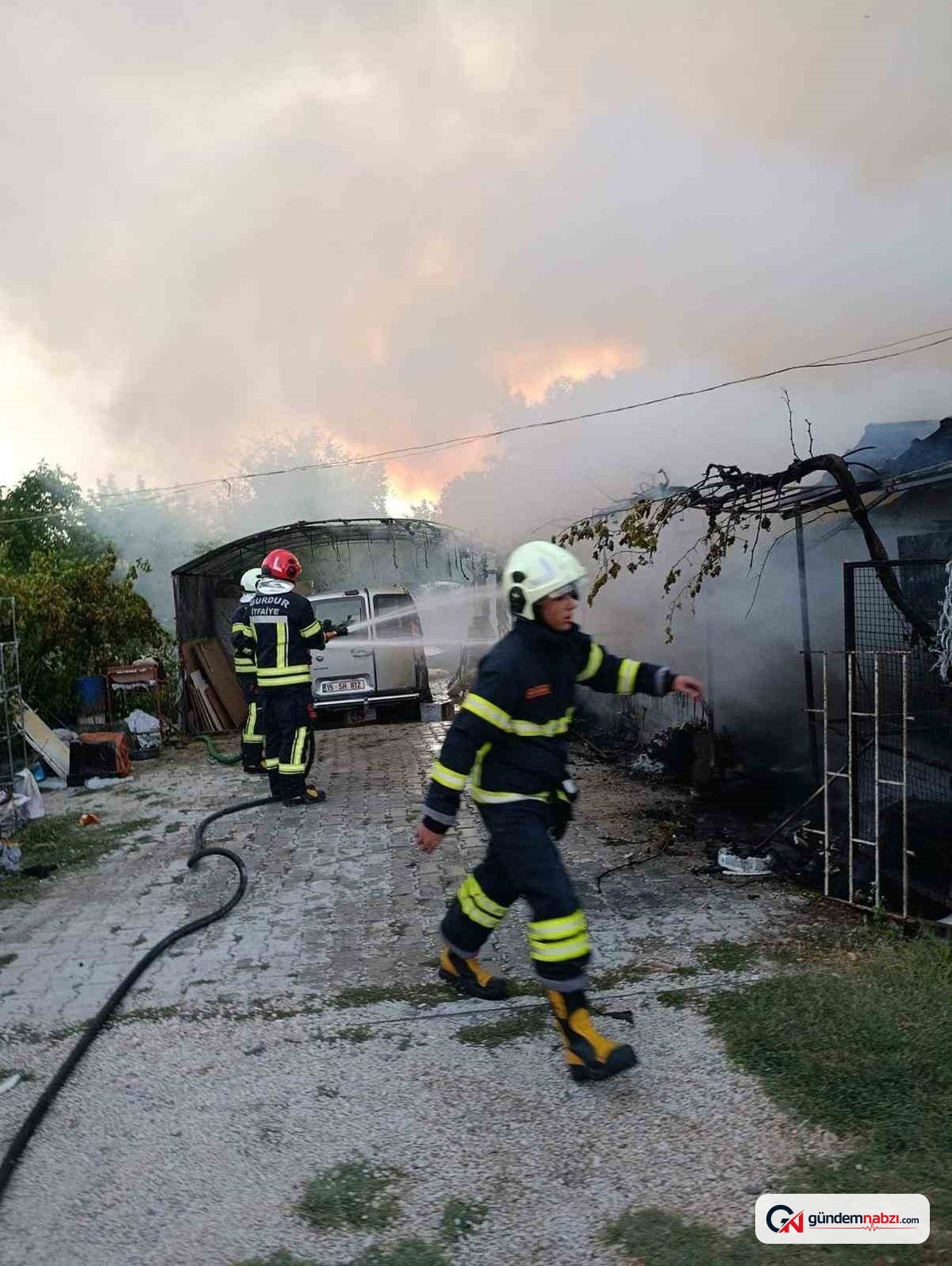 Burdur'da bağ evi yandı, otomobil zarar gördü