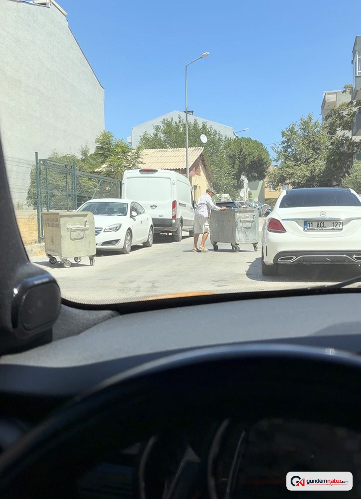 Çanakkale'de rüzgarda yola savrulan çöp konteynerleri sürücüye zor anlar yaşattı
