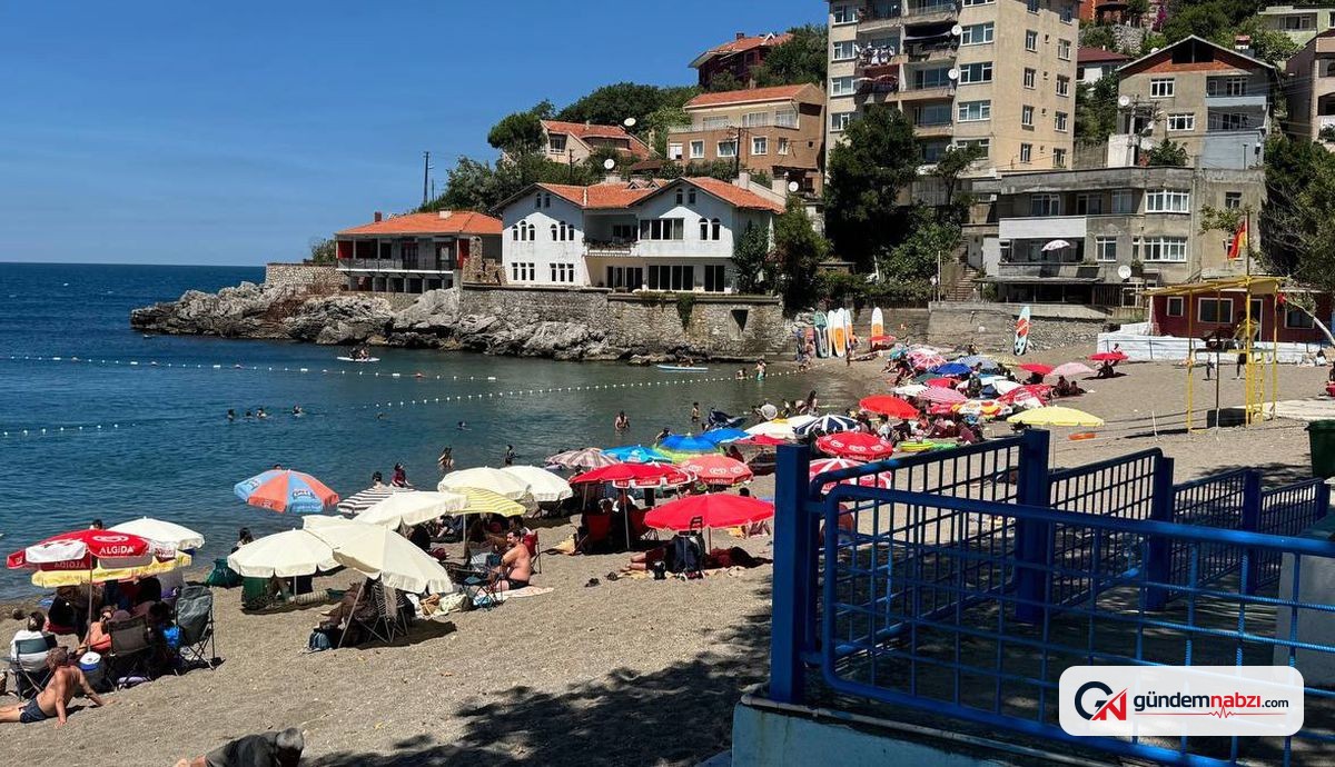 Zonguldak'ta soğuk suya rağmen sahile akın ettiler