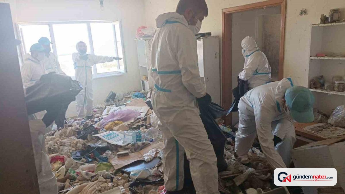 Bursa'da çöp eve dönüştürülen daireden 28 ton atık çıkarıldı