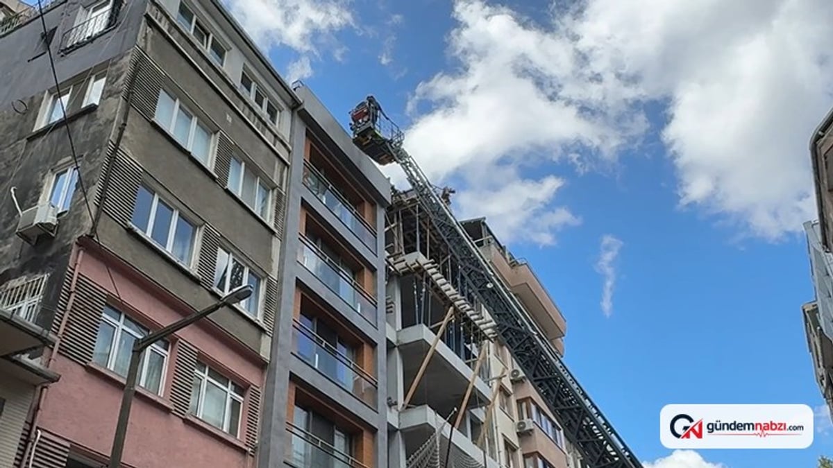 Beyoğlu'nda çatıda çıplak gezen turist korkuttu