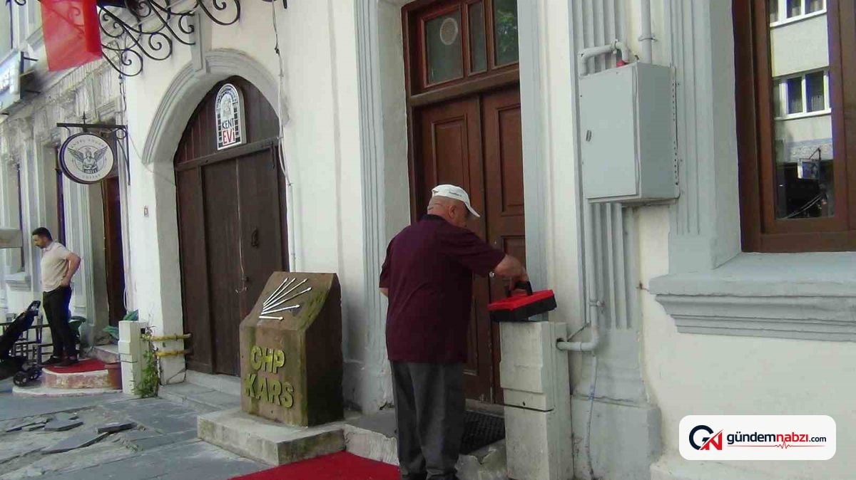 Kars'ta CHP il binası çilingir yardımıyla açıldı