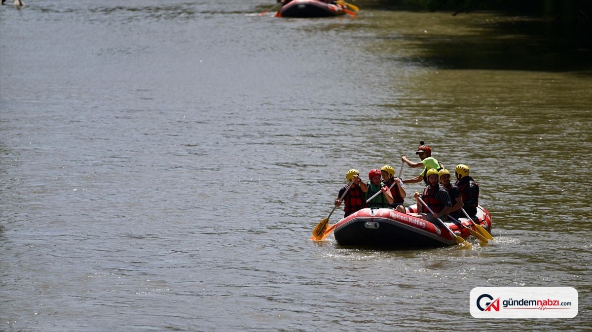 Düzce'de sıcak havadan bunalanlar Melen Çayı'nda rafting yaptı