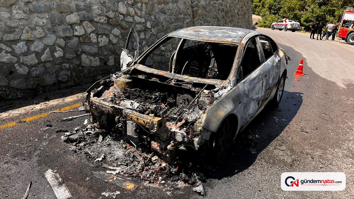 Sinop'ta seyir halindeyken yanan otomobil küle döndü