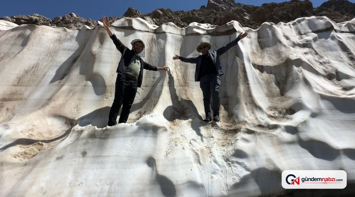 Hakkari'de ağustos ayında 4 metrelik kar tünelleri ilgi görüyor