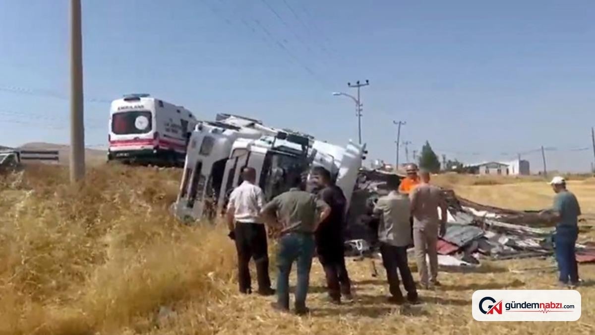 Elazığ'da freni boşalan kamyon devrildi