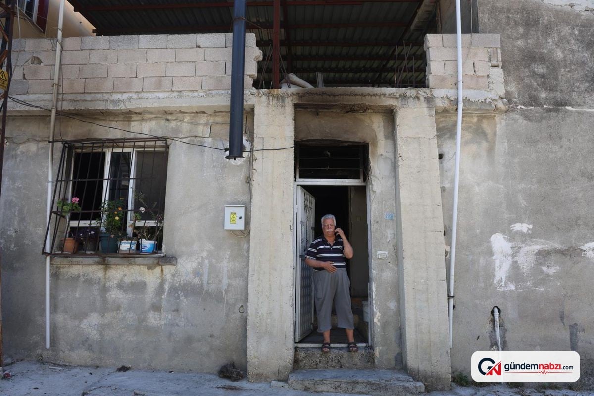Hatay'da yaşlı çiftin 40 yıllık evi yandı
