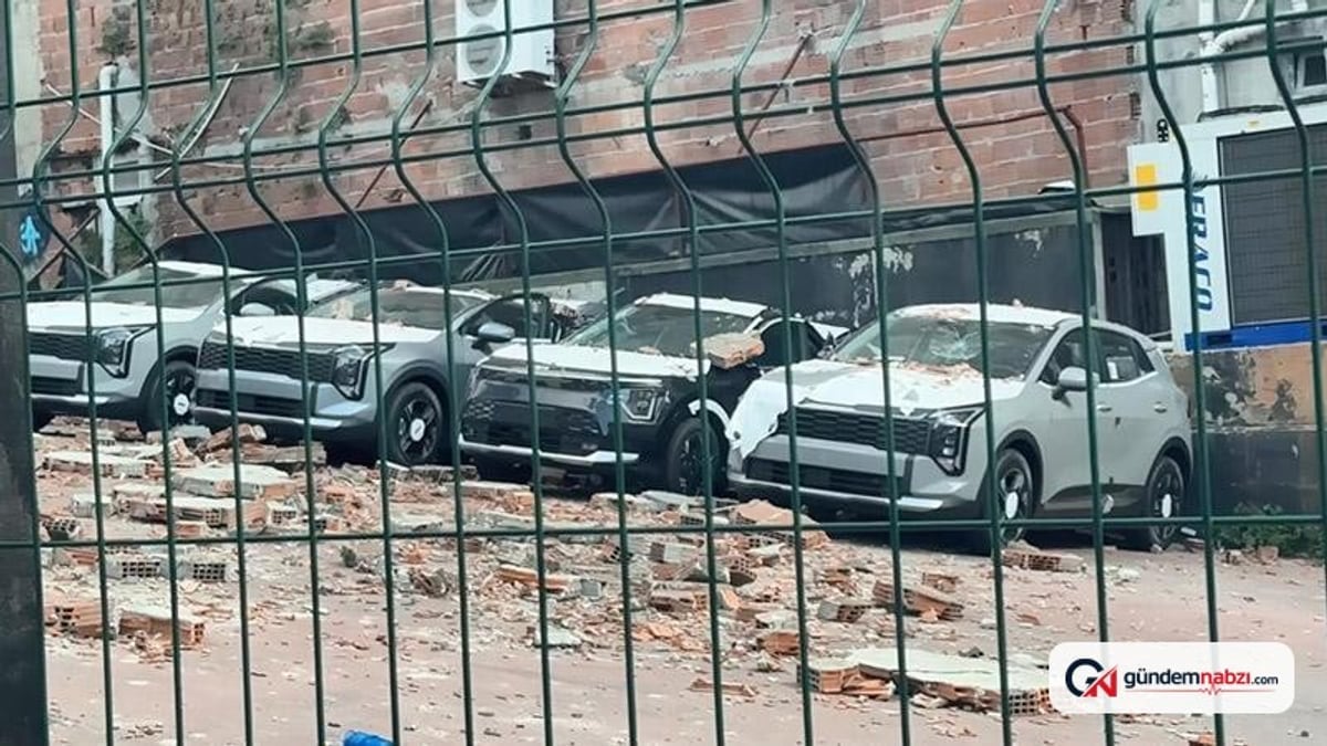 Kağıthane'de otoparka duvar çöktü: 12 sıfır araçta hasar var