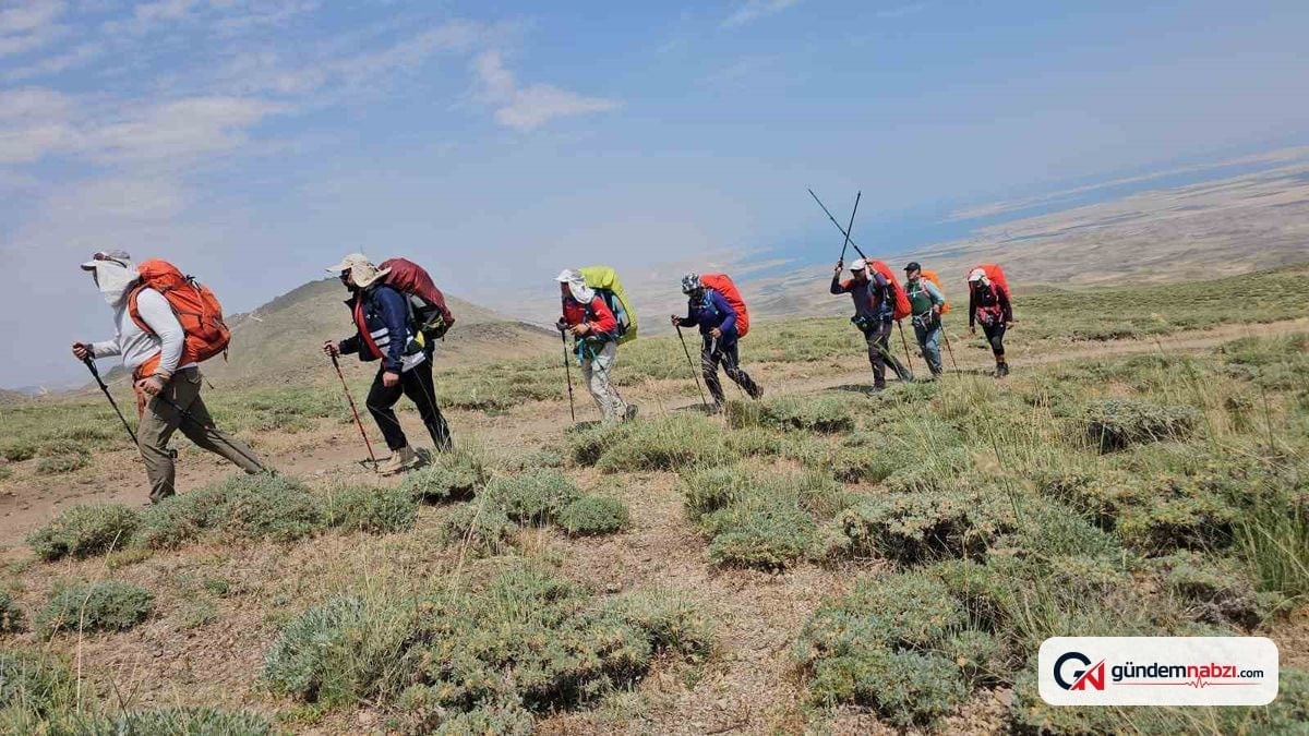 İranlı 13 dağcı Süphan Dağı'nın zirvesine tırmandı