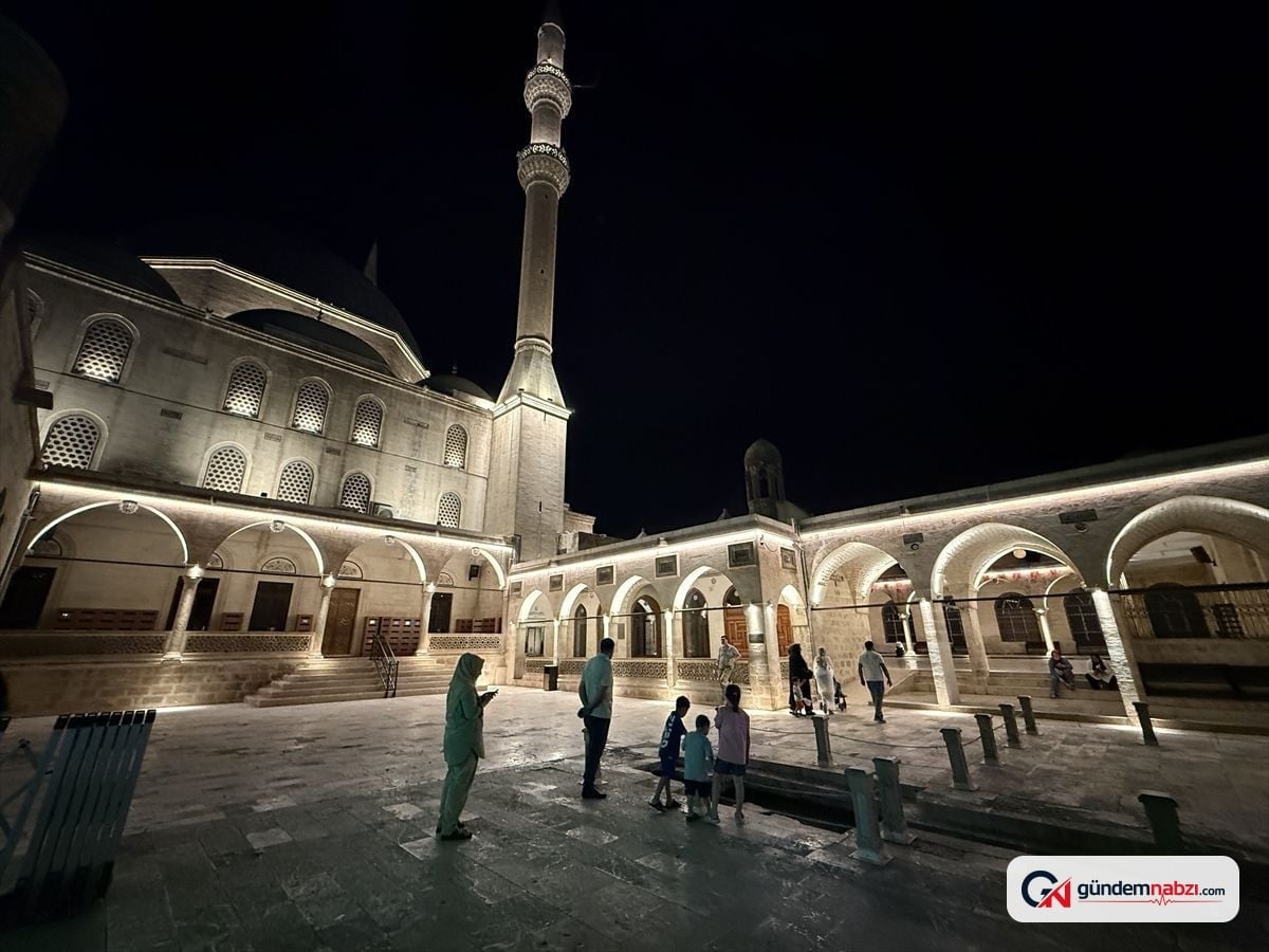 Şanlıurfa'da sıcaklar nedeniyle Balıklıgöl'e gece ziyaretleri arttı