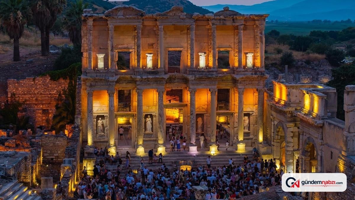 İzmir'de Efes Antik kenti'ne gece ziyaretçi akını