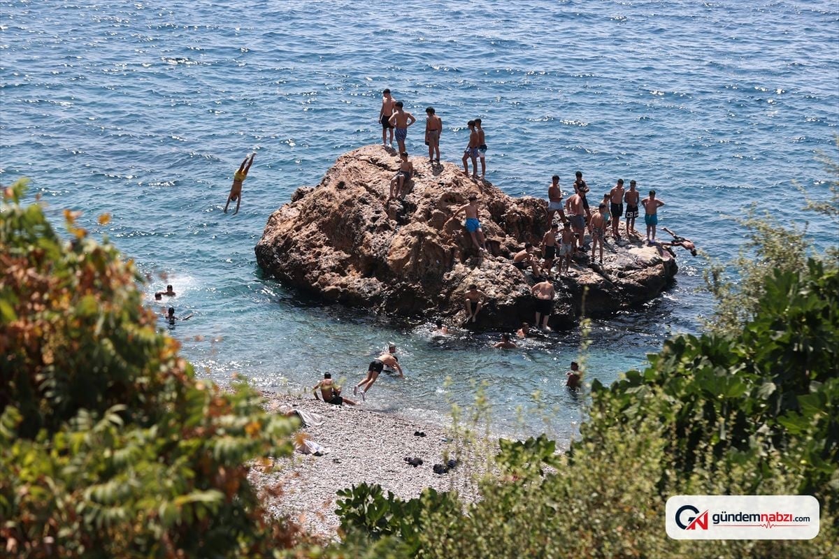 Antalya'da sıcak hava nedeniyle sahillerde yoğunluk yaşandı