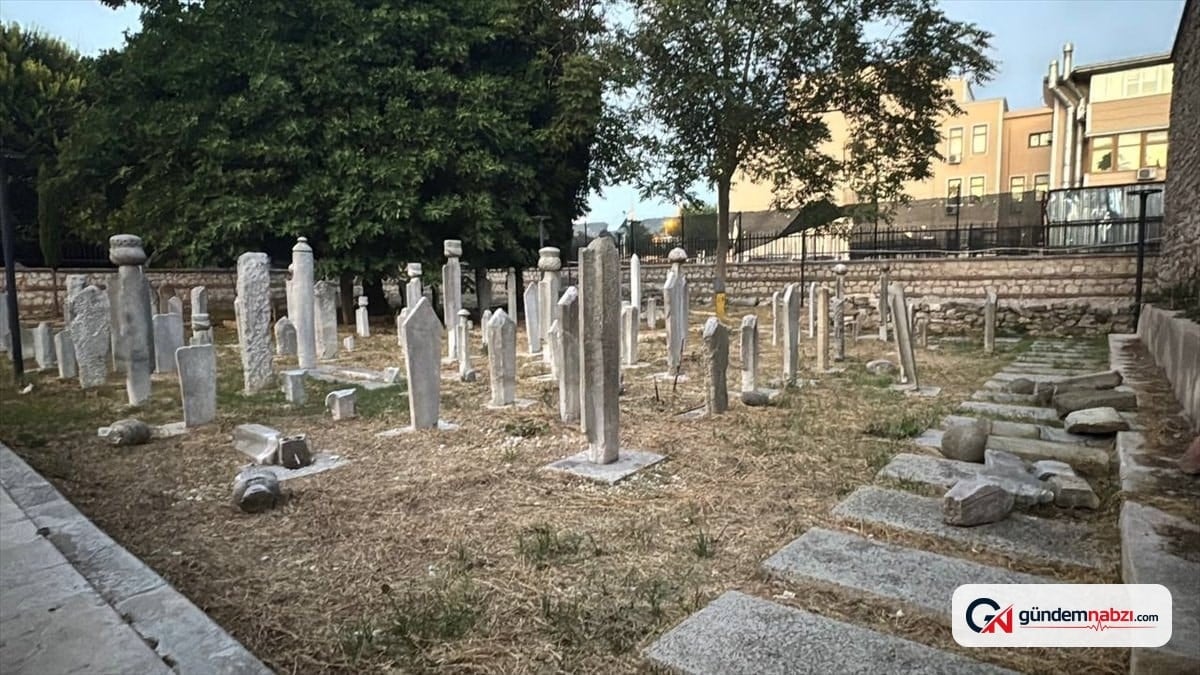 Fatih'te tarihi mezar taşlarını tahrip eden şüpheli aranıyor